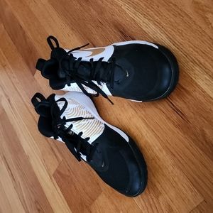 Nike Unisex-Kids Team Hustle D9 Basketball Shoes Black Gold White Youth Size 4.5